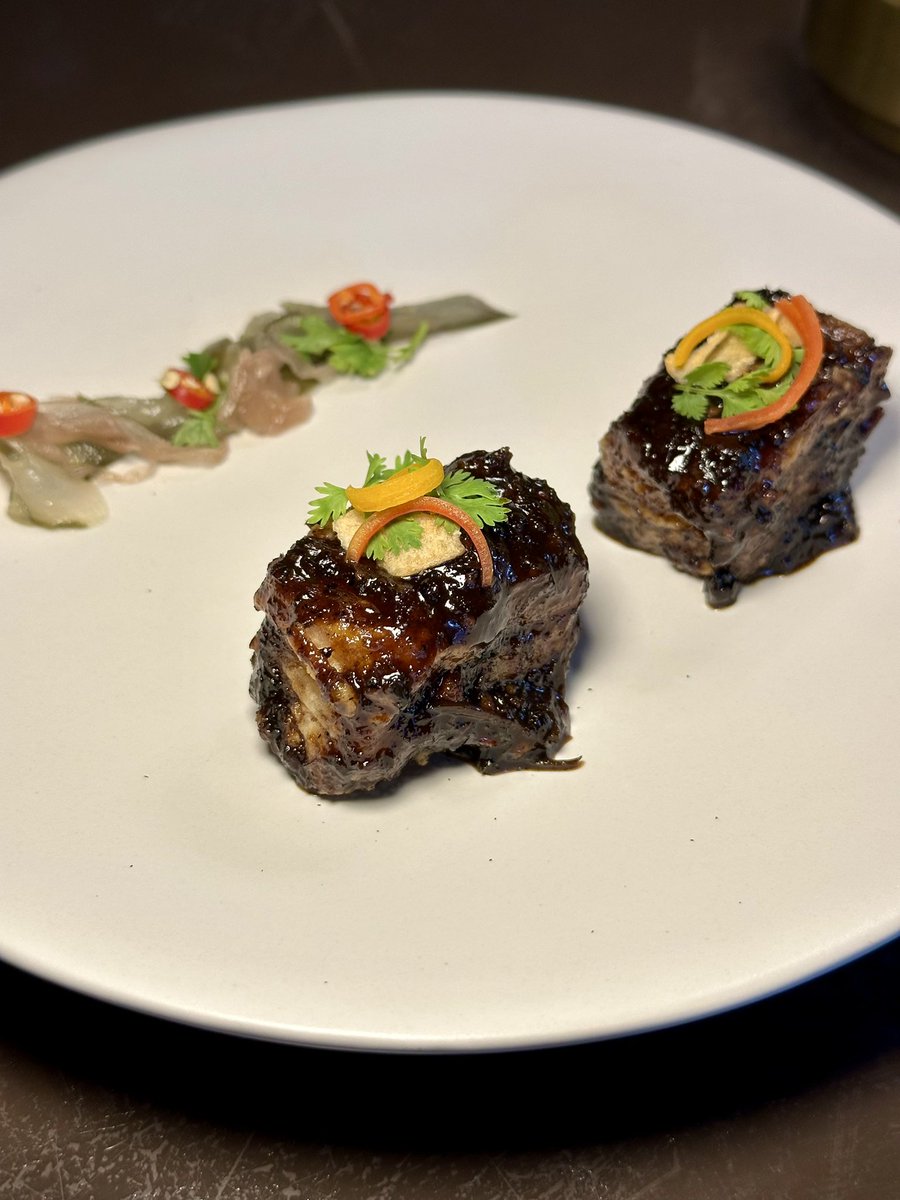 fondofgoodfood's tweet image. ภูเก็จ ร้านอาหารใต้แถวเยาวราชที่อร่อยแสงออกปาก😍 จริงๆคือชอบทุกจานเลย ทั้ง ลิ้นวัวย่าง, ใบเหลียงคั่วไข่, กุ้งแม่น้ำทอดเกลือ ให้10/10 พวกขนมก็ทำออกมาได้ดีมากๆเช่นกัน อย่างโอ้เอ๋วขนมทางใต้ที่เค้าเสิร์ฟมาเป็นแบบparfait ดีอะ อยากแนะนำให้ไปลองกัน @aroii #อร่อยไปแดก