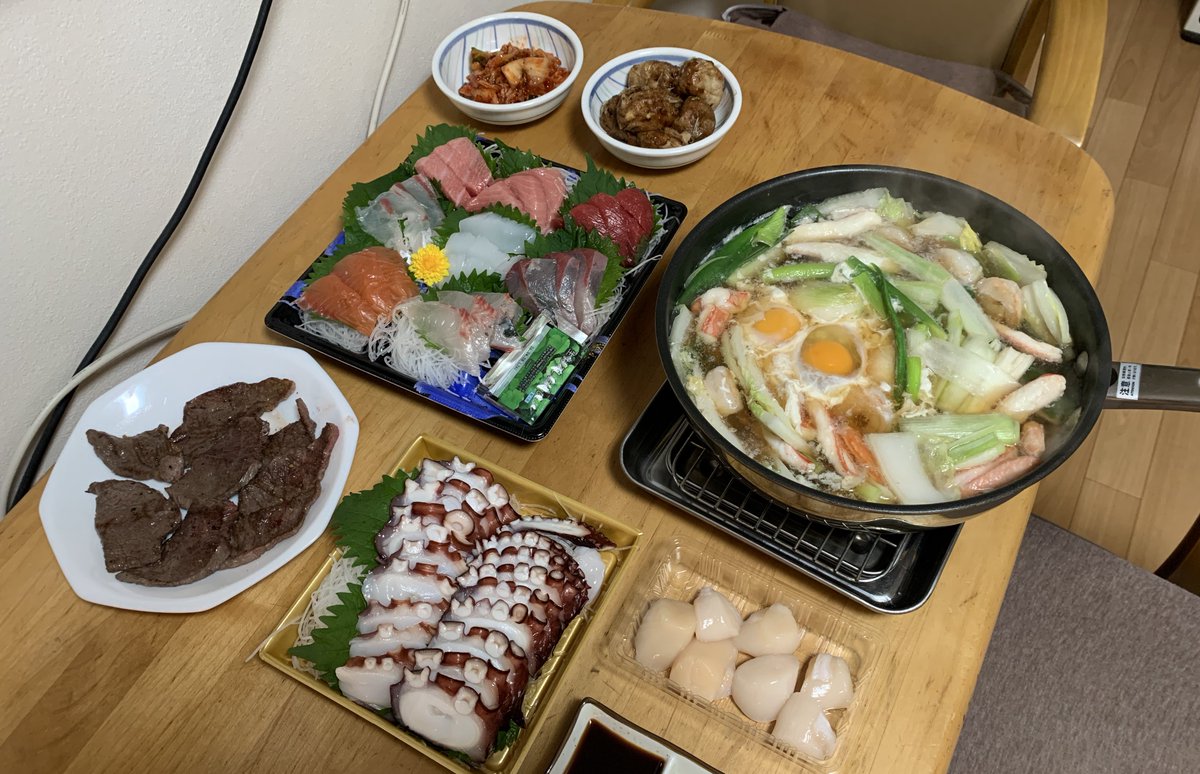 marauisxx's tweet image. ส่วนมากเราซื้อมาทำกินเองแค่มื้อเย็นเพราะเป็นคนกินมื้อเย็นหนัก อยากกินโปรตีนให้ถึง + กินผัก ผลไม้ด้วย  กินบุฟเฟ่ต์ก็ไม่คุ้มเพราะกินน้อย เลี่ยนไวกำเงินเข้าทาคาชิมายะ ซื้อปลาดิบ ยิ่งพวกเนื้อมีให้เลือกเยอะ มีตั้งแต่ถูกถึงแพงมากก