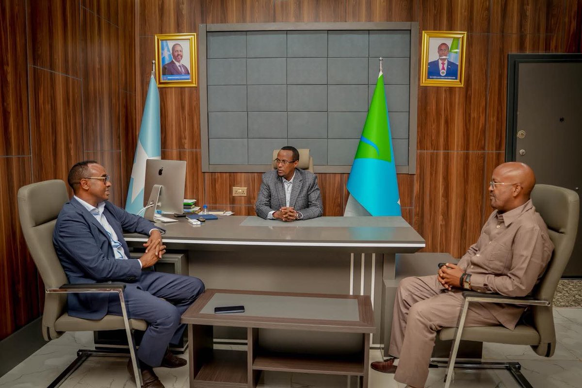 SoDMA_Somalia's tweet photo. 1/ President of Hirshabelle, H.E @GudlaweHussein, today welcomed a high-level delegation led by SoDMA Commissioner @MahamuudMoallim at the Presidential Palace in Jowhar.
#SoDMA #CHF2025 #Jowhar #Hirshabelle #HumanitarianForum #Somalia https://t.co/cxbXoT2ZC0