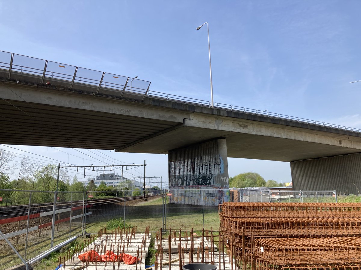 RWSverkeersinfo's tweet photo. 🚧 | Dit weekend zijn we begonnen met versterkingsmaatregelen aan een viaduct op knp. Terbregseplein. De verbindingsweg vanuit Hoek van Holland #A20/#A16 blijft tot 7 december dicht. Houd rekening met een omleiding en extra reistijd oplopend tot een uur. https://t.co/ofZvx0CzU4 https://t.co/mTWPZ9H37f