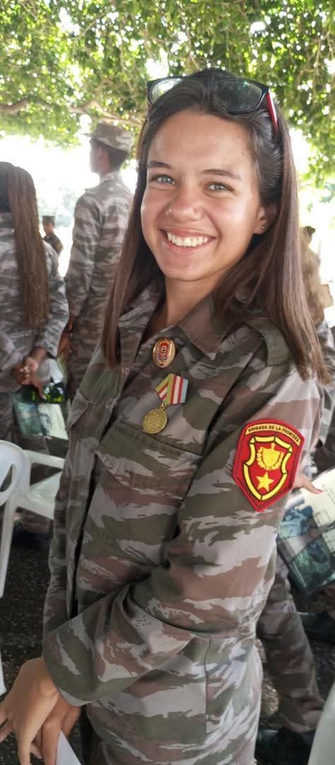 EjrcitoOrienta1's tweet photo. Allí, donde la fuerza de la Patria tiene sonrisa de mujer.
Brigada de la Frontera, 64 años Haciendo Revolución!!!
#FARCuba https://t.co/yJDoLG7LFJ