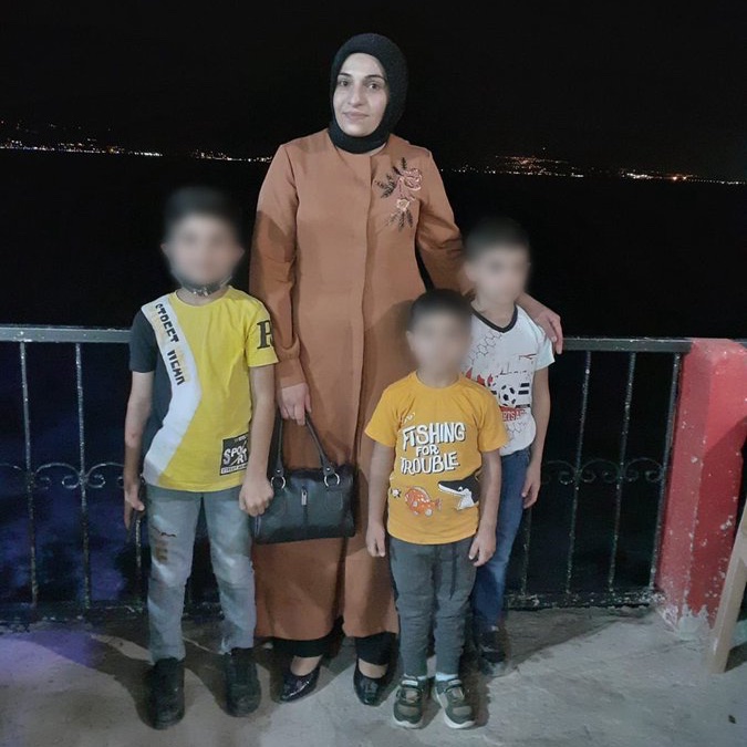 Kocaeli'de parfüm deposunda hayatını kaybeden 6 vatandaştan, 3 çocuk annesi Esma Dikan'ın eşi:

"2 ay önce eşime 'işe gitme artık' dedim, patronlar kapıya geldiler. 

'Senin eşin iyi çalışıyor, bize lazım, sigortasını da yapacağız' dediler. Ama bir türlü sigorta yapmadılar."