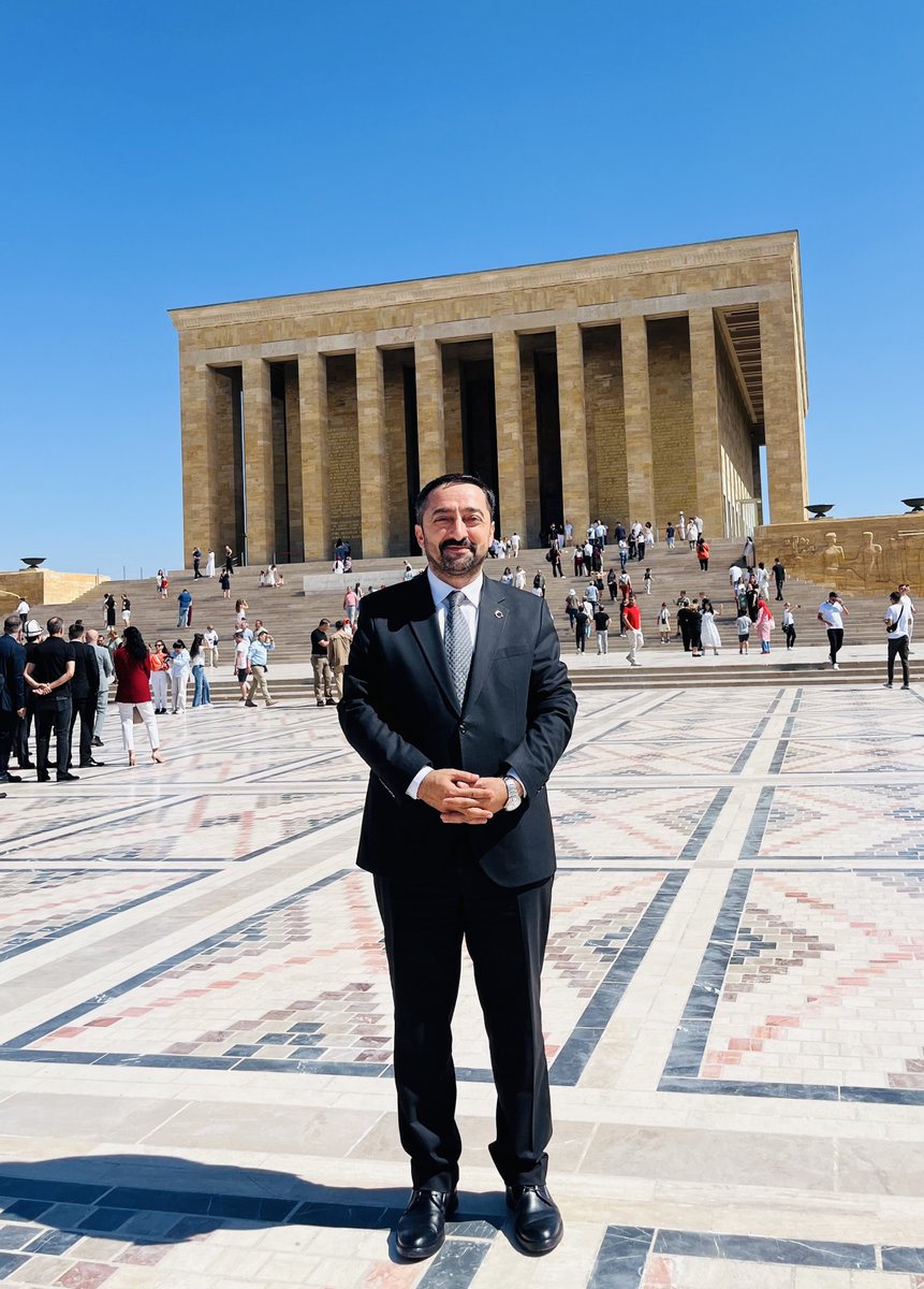 “Saygı olsun bu çelik atlıların gök tuğuna,
Tuğu kaldırmış olan orduların Başbuğuna.”

Türk’ün Başbuğuna minnet ve saygıyla…🇹🇷

#GaziMustafaKemalAtatürk
#10Kasım