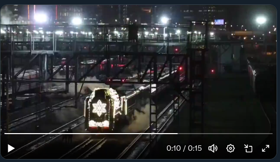 Der russische Weihnachtsmannzug 😍 der über das gesamte Land fährt und die Weihnachtszeit einläutet.
... mit der schönsten Schneeflocke.

Warum haben wir in Deutschland nicht sowas,
`n bissle kopieren... macht doch jeder.