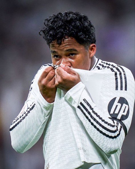 Mario___RM's tweet image. Si no es Mastantuono es Rodrygo.
Si no es Rodrygo es Brahim.
Si no es Brahim es un centrocampista.

Entiendo que su paciencia se haya agotado, ten mucha suerte y se feliz allá donde vayas.