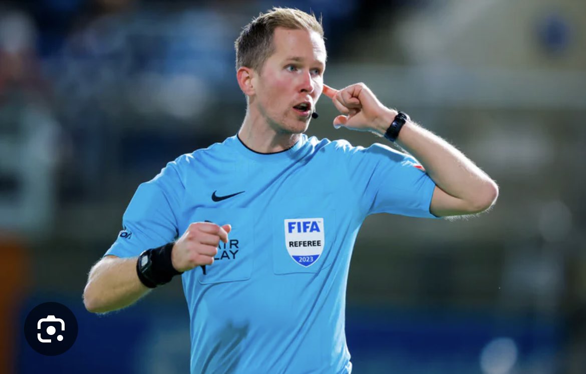 Slo opp i ordboka på «null fotballforståelse». Fant dette bildet