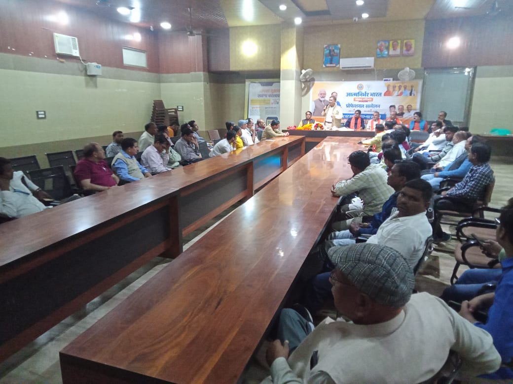 MlcSuresh's tweet image. आज शामली नगर पालिका कार्यालय में आयोजित “आत्मनिर्भर भारत संकल्प अभियान” कार्यक्रम में शामिल हुआ, इस अवसर पर मुख्य अतिथि माननीय सांसद श्री अतुल गर्ग जी उपस्थित रहें।। 

कार्यक्रम में आत्मनिर्भर भारत के संकल्प को साकार करने हेतु अनेक प्रेरक विचार साझा किए गए।
#Sureshkashyap