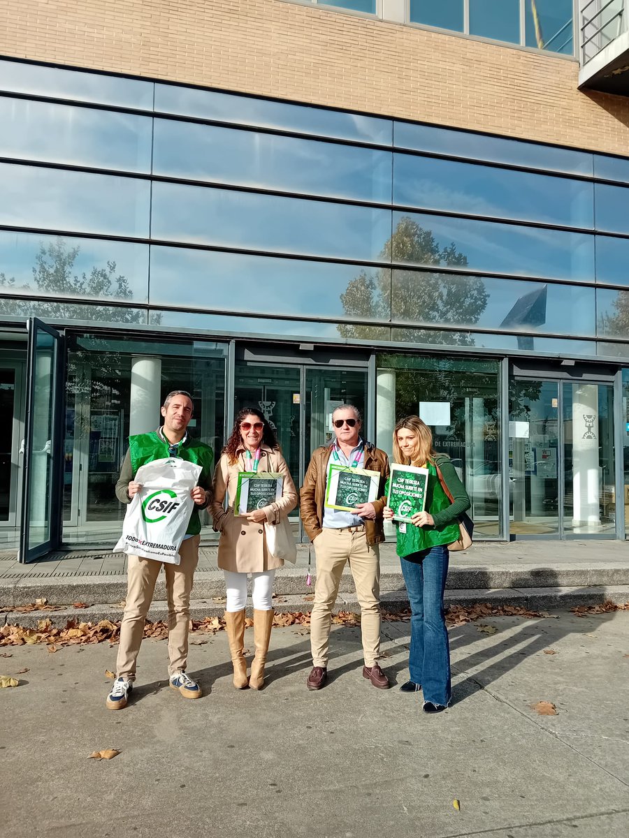 csifsanext's tweet image. Nuestros  delegad@s de CSIF siguen apoyando a los opositores en los exámenes de especialidades del SES celebrados hoy en Cáceres, Mérida y Badajoz, como Médico de Familia, Gobernante, Enfermero de Urgencia de Atención Primaria y Gestión de Función Administrativa.
¡Mucha suerte!