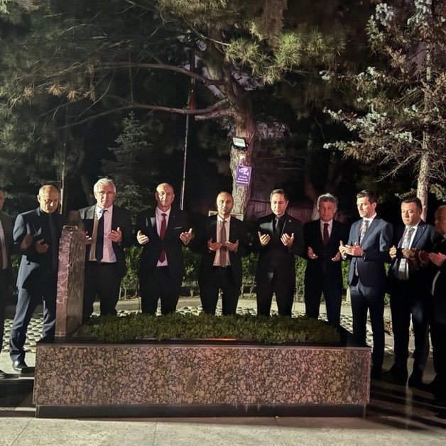 İYİ Partili Ayyüce Türkeş: (Türkeş'in mezarını ziyaret eden MHP'li belediye başkanlarına)

“İmralı’ya gitme gününüz yaklaştı herhalde, vicdanınızı mı rahatlatıyorsunuz?”