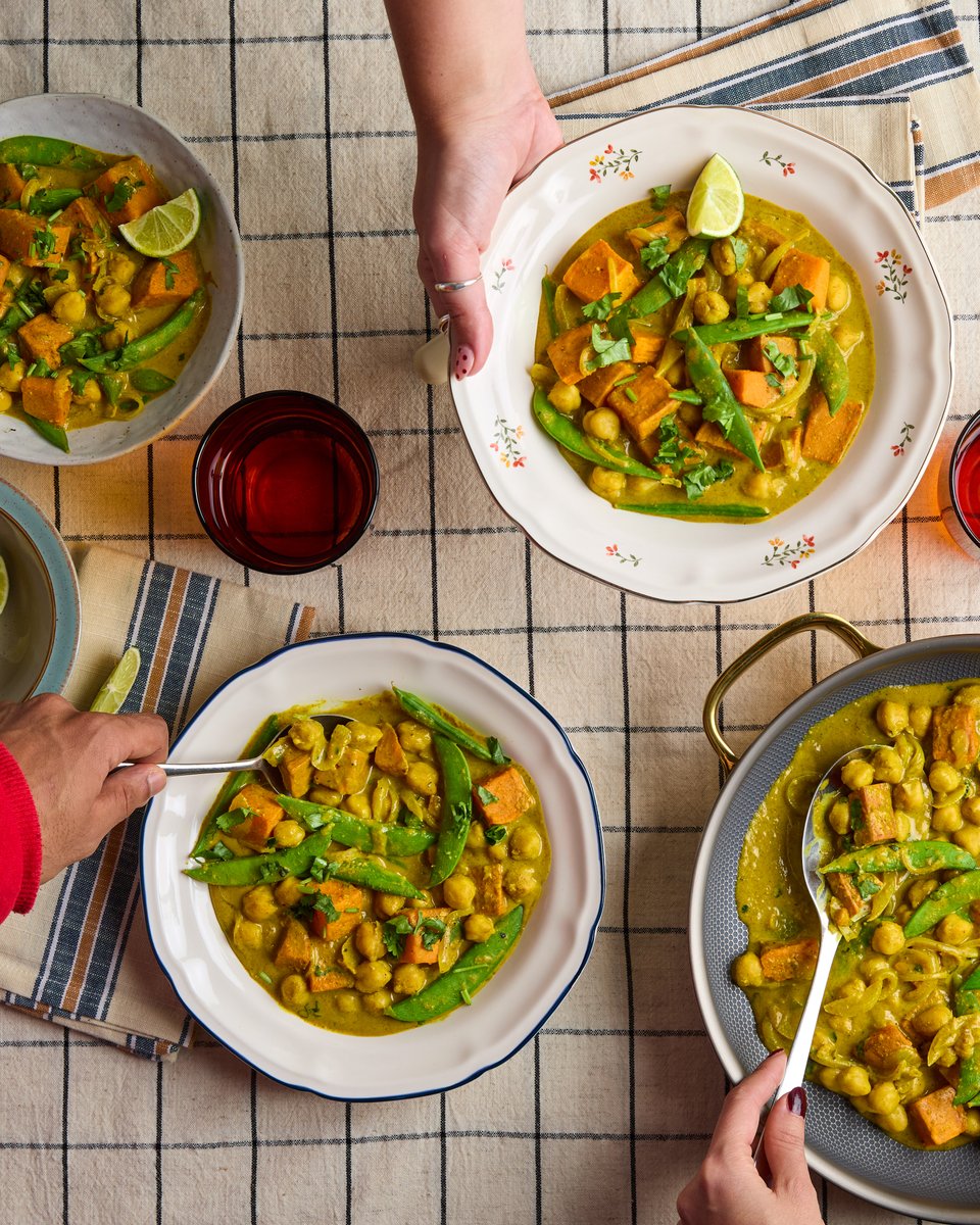 MindfulChefUK's tweet photo. Bold Bean Co is landing in boxes today! 🚨

Get ready for Peri Peri-Style Chicken with Zesty Beans &amp; Roast Tenderstem and the fan favourite Sweet Potato, Peanut Butter &amp; Chickpea Curry. 

Click the link in our bio to order. Last chance to order this week’s menu: 11th November 🫘 https://t.co/ZATnzx4zYi