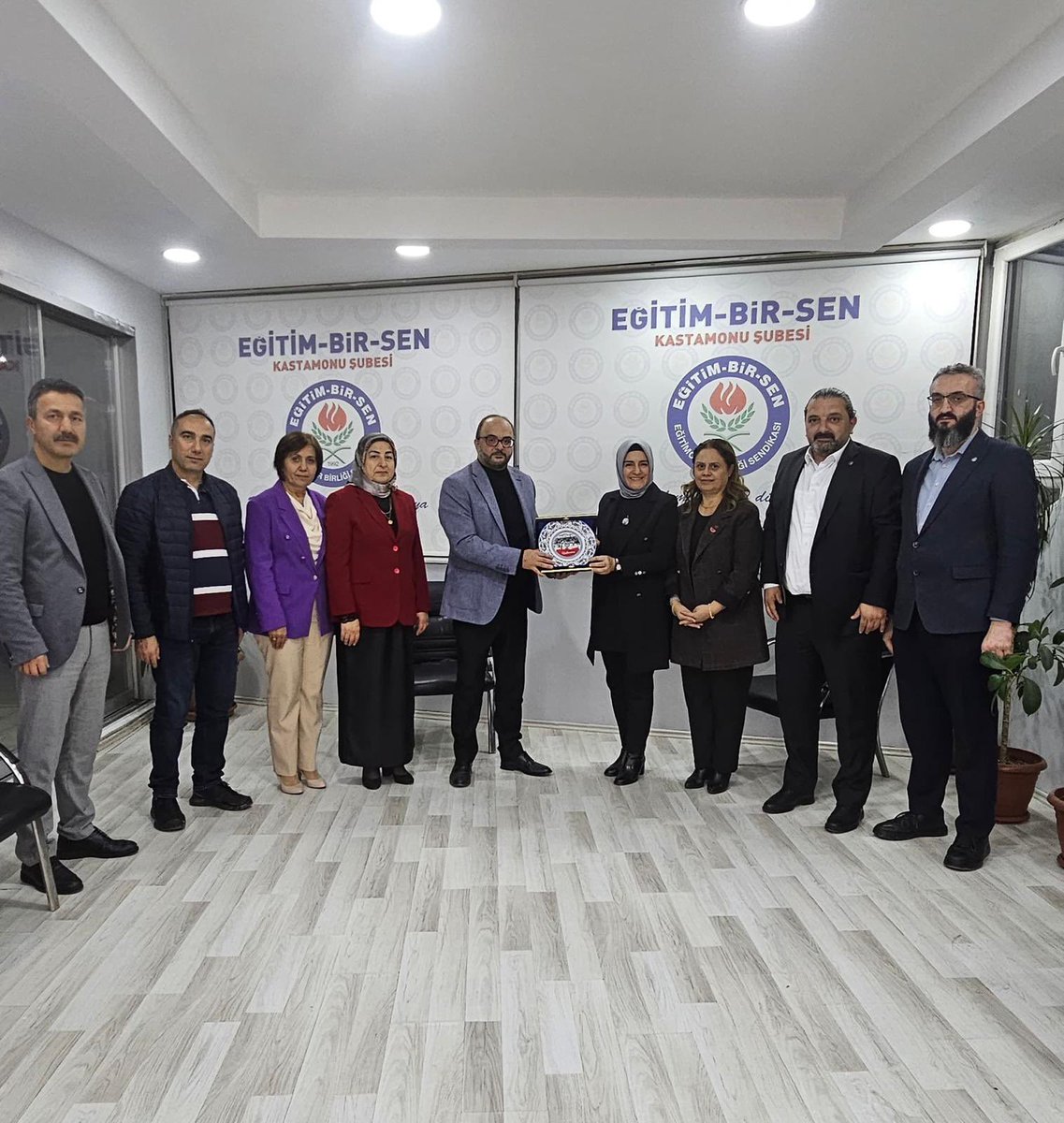 📍 Kastamonu’ dayız..
Eğitim-Bir-Sen şubemizi  ziyaret ederek, yönetimimizle bir araya geldik.

Her biri sendikal mücadelenin omuzlarındaki yükü inançla taşıyan başkanlarımız ile sendikal çalışmalarımızı konuştuk.

Emeğimizi, dayanışmayı ve örgütlü gücümüzü büyütme