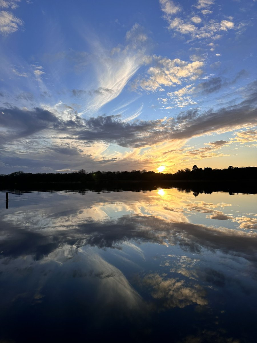 sharonwelby1's tweet image. Beautiful sunset just now. The Lough Shore #loughNeagh