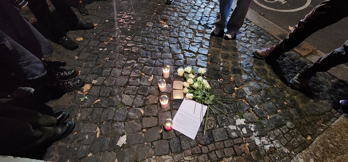 Die Stolpersteine von Familie Weitz in der Nordstr. 27a sind nach der heutigen gemeinsamen Putzaktion mit <a href="/platznehmen/">Leipzig nimmt Platz</a> wieder gut sichtbar, waren kaum zu sehen. Auch die der Familie Landesberg in der Pfaffendorfer Str. 18 glänzen wieder. ⚘️🕯🙏🏼
#Stolpersteine #9November #le0911