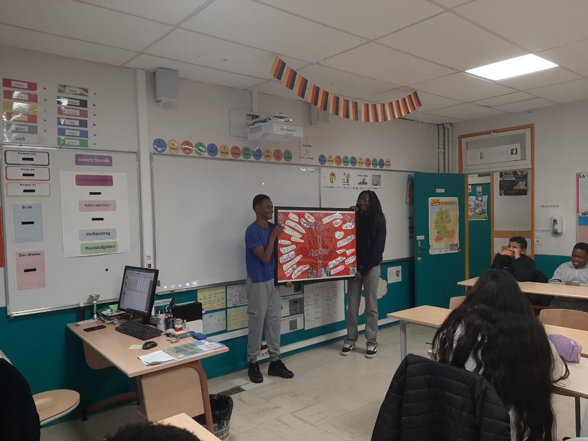 NAH du 6 Novembre 2025
✅ Fresque en Arts Plastiques
✅ Sensibilisation des 6èmes avec un jeu de l'oie
✅ Groupes de parole sur la pause méridienne 
✅ Affiches et arbre à messages positifs
Une implication sans faille des élèves et des équipes!