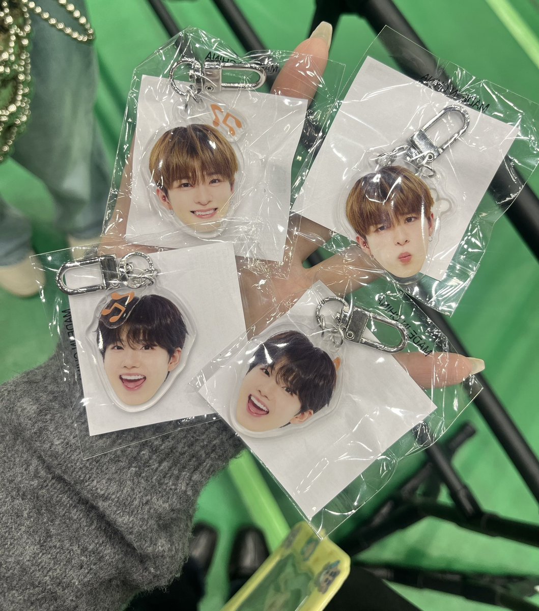 ガチャ4回回してこれで、トレカもジュンギュ引いたの強すぎてその足で宝くじとか買いに行こうかとおもった