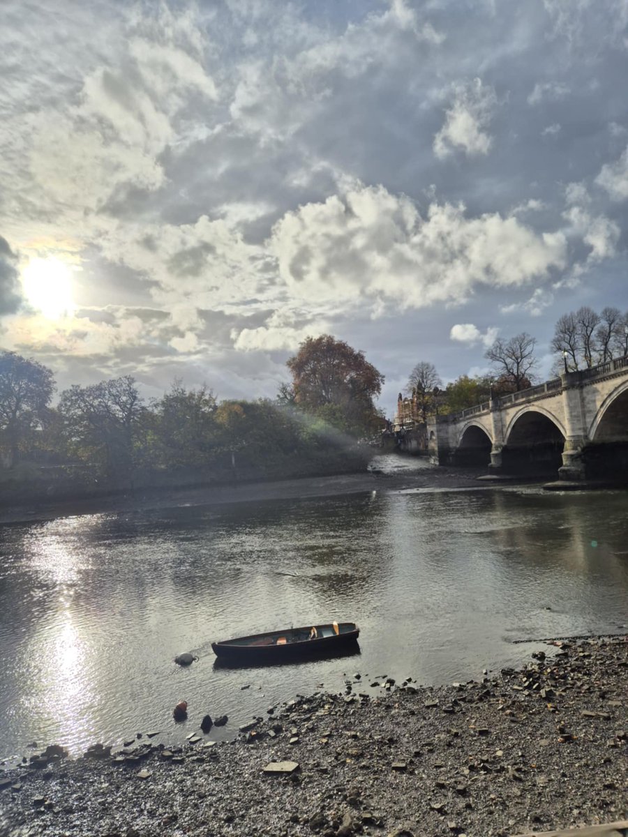 Our son sent us this beautiful depiction of a London scene , just gorgeous 🫶🎸🎤🎼🎹✌️