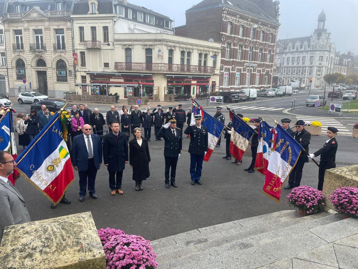 prefet59's tweet photo. #Histoire #Mémoire

𝐇𝐨𝐦𝐦𝐚𝐠𝐞 𝐚𝐮 𝐠𝐞́𝐧𝐞́𝐫𝐚𝐥 𝐝𝐞 𝐆𝐚𝐮𝐥𝐥𝐞

🇫🇷 Il y a 55 ans, le 9 novembre 1970, disparaissait le général de Gaulle, né à Lille le 22 novembre 1890, homme du 18 Juin, artisan de la Libération et fondateur de la Ve République.

🔹À Lille, Bertrand Gaume, préfet du Nord, a participé à la cérémonie organisée à la maison natale du général.
🔹À Cambrai, Fayçal Douhane, sous-préfet, a pris part à la cérémonie organisée au monument de la Victoire.

🕊️ Ces commémorations ont rassemblé élus, associations patriotiques et habitants autour du souvenir d’un homme qui a marqué durablement la France.