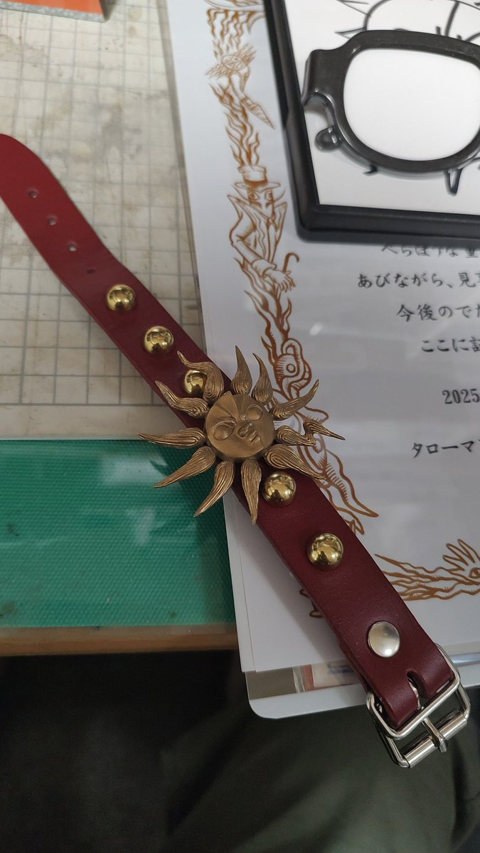 今日の #クリ寺 の会場が、アメリカ村のすぐ近くにあるお寺だったんですが、これ着けていけばよかったかなあ……
アメ村なら、自然に溶け込みそうw