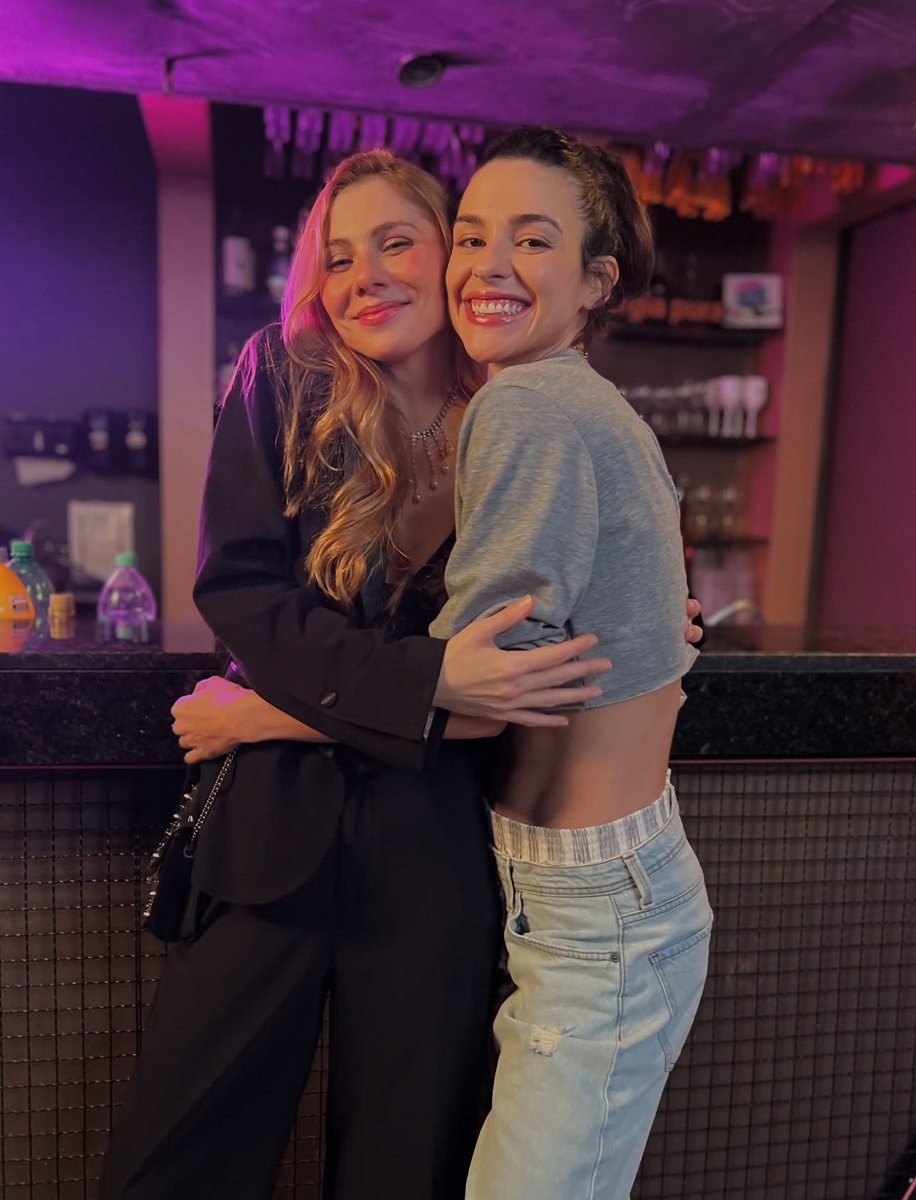 lesbocine's tweet photo. 🚨SÃO ELAS! O episódio de Clara e Camila da websérie “Quem Vai Ficar com Clara” chegou a marca de 1 milhão de visualizações. https://t.co/6H9f1bxMA0
