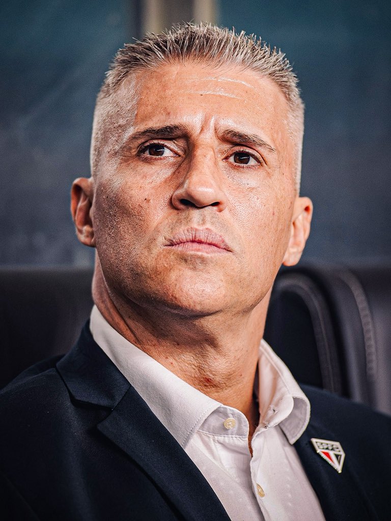 ⚠️🇧🇷🇦🇷 Hernán Crespo se quedará en SÃO PAULO durante 2026 pero EXIGE LA SALIDA DE LOS JUGADORES VETERANOS del equipo.

⛔️ São Paulo tiene en este momento 13 JUGADORES mayores de 30 años, y el DT le propuso al presidente una profunda reestructuración del plantel.

Vía <a href="/r7esportes/">R7 Esportes</a>.