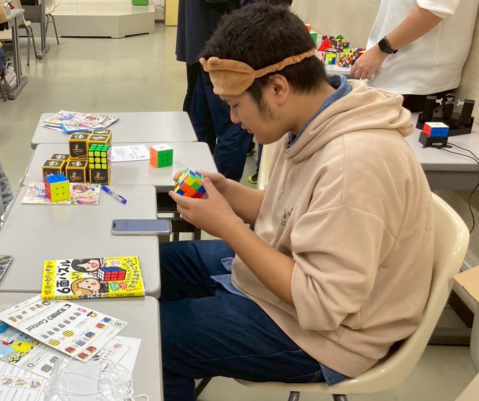 sun_fish_king's tweet image. 静大祭遊びに来てくださった皆さんありがとうございました！めっちゃ楽しかった♪
今年はルービックマジックのブームが来てました！目隠しも披露出来たので大満足！！
#静岡大学
#ルービックキューブ