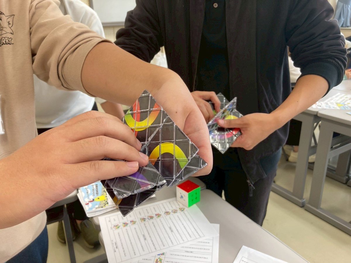 sun_fish_king's tweet image. 静大祭遊びに来てくださった皆さんありがとうございました！めっちゃ楽しかった♪
今年はルービックマジックのブームが来てました！目隠しも披露出来たので大満足！！
#静岡大学
#ルービックキューブ
