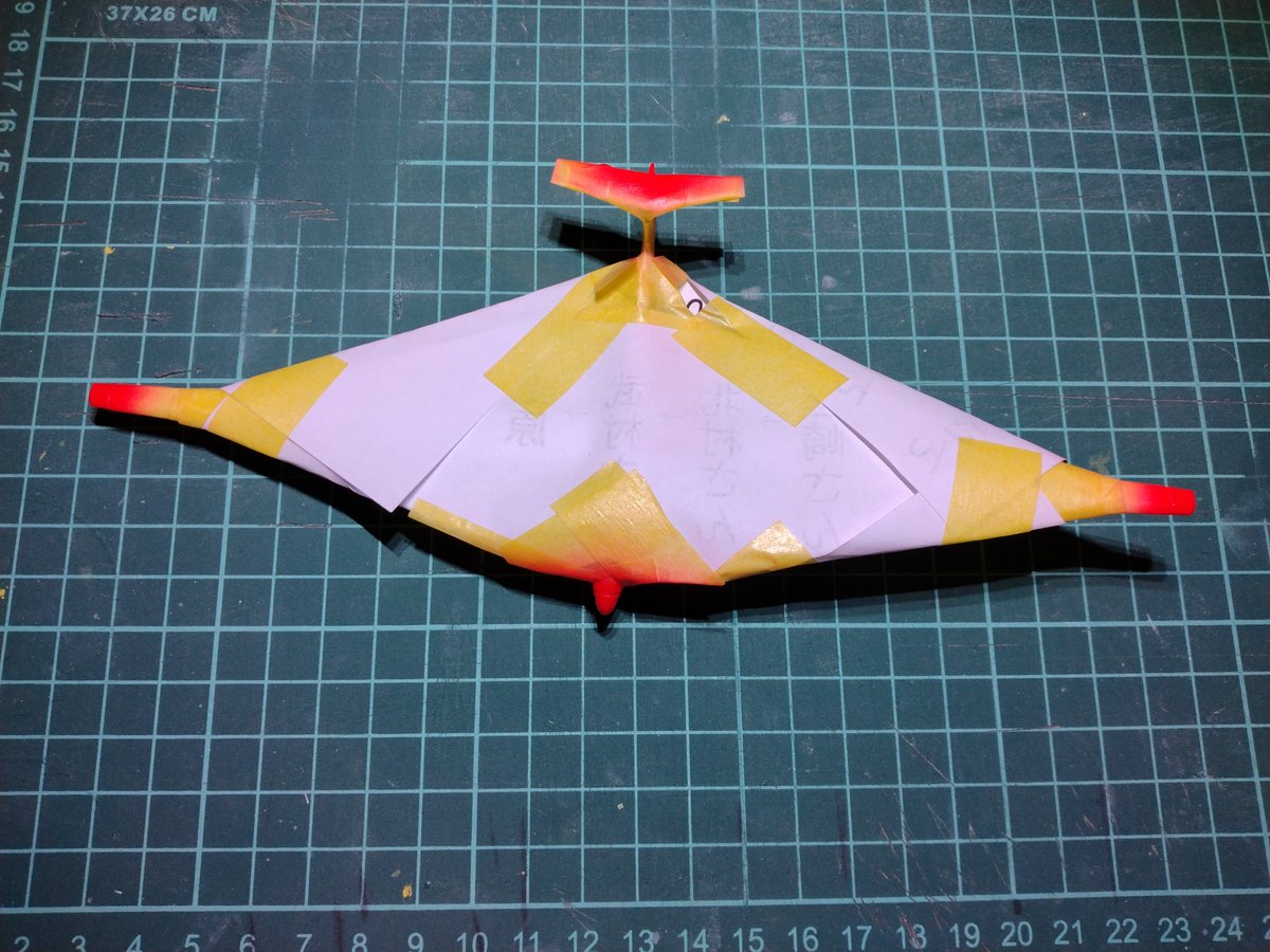 気を取り直して、赤を塗ります。蛍光赤が入っているので発色がキレイです。ウエハラビデオ氏からはムササビみたいと言われています。