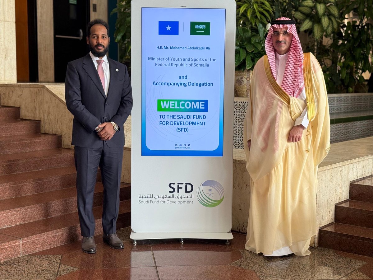 MoysFGS's tweet image. Minister @M_AbdikadirAli met with Sultan Al-Marshed, CEO of the Saudi Fund for Development, to advance cooperation on improving Somalia’s sports infrastructure, including rebuilding major stadiums across the country. 🇸🇴🤝🇸🇦 #Somalia #SportsDevelopment