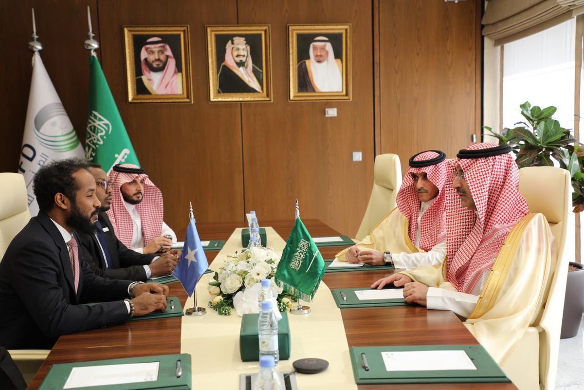 MoysFGS's tweet image. Minister @M_AbdikadirAli met with Sultan Al-Marshed, CEO of the Saudi Fund for Development, to advance cooperation on improving Somalia’s sports infrastructure, including rebuilding major stadiums across the country. 🇸🇴🤝🇸🇦 #Somalia #SportsDevelopment