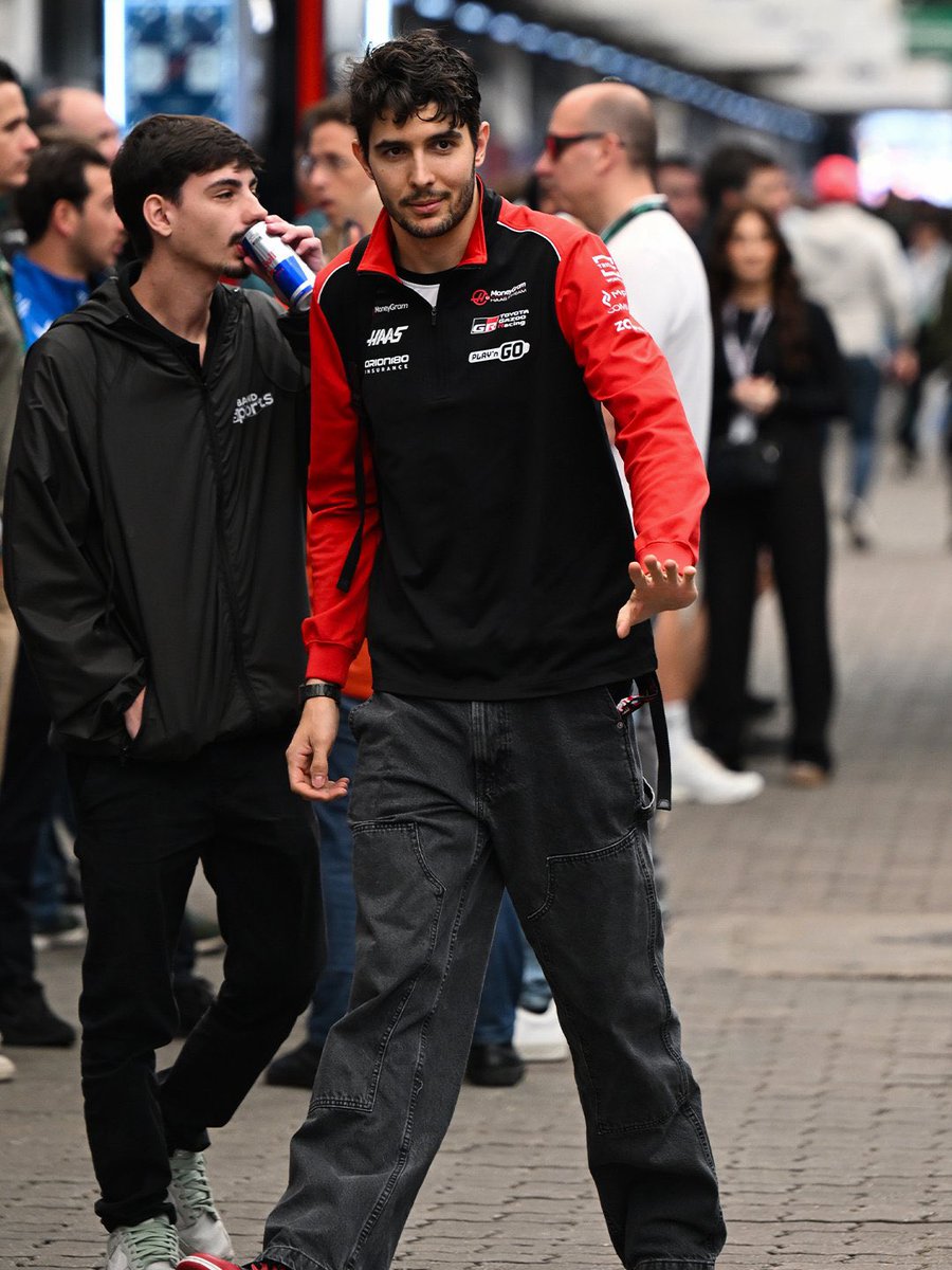 EstebanOconBR's tweet photo. 📸| @OconEsteban chegando no paddock

cr: gettyimagens

#BrazilGP 🇧🇷 #EO31 https://t.co/kskn0Cr7FN