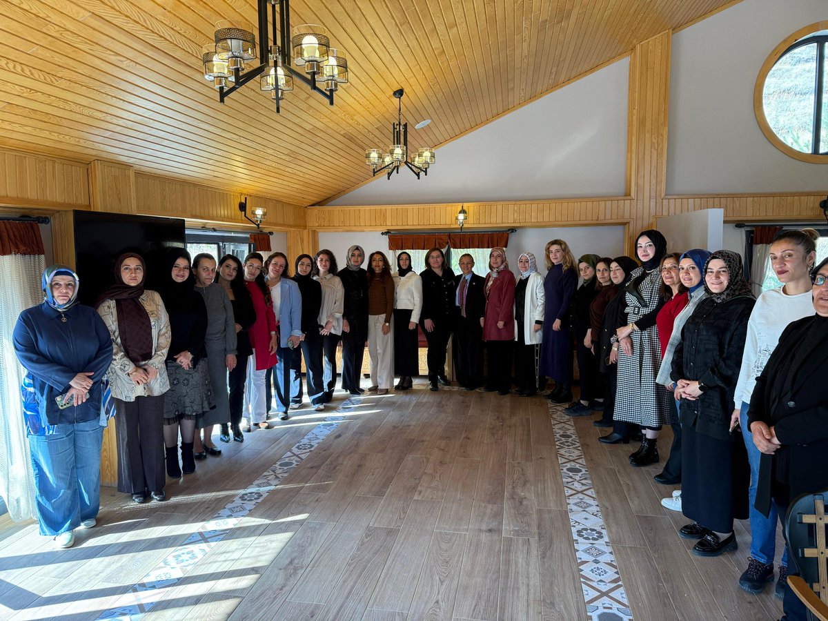 MemursenK's tweet photo. İl Memur-sen Kadın komisyonu ve Şube Kadın Komisyonlarimz ile Erzurum Milletvekillimiz Sayın Fatma ÖNCÜ'nün davetine icabet ettik Kadın çalışanlarının sorunlarına değinip çözüm önerilerini konuştuk Nazik ağırlaması ve sohbeti için kıymetli vekilimize teşekkür ederiz
@avfatmaoncu https://t.co/5s4dZ1ekSs
