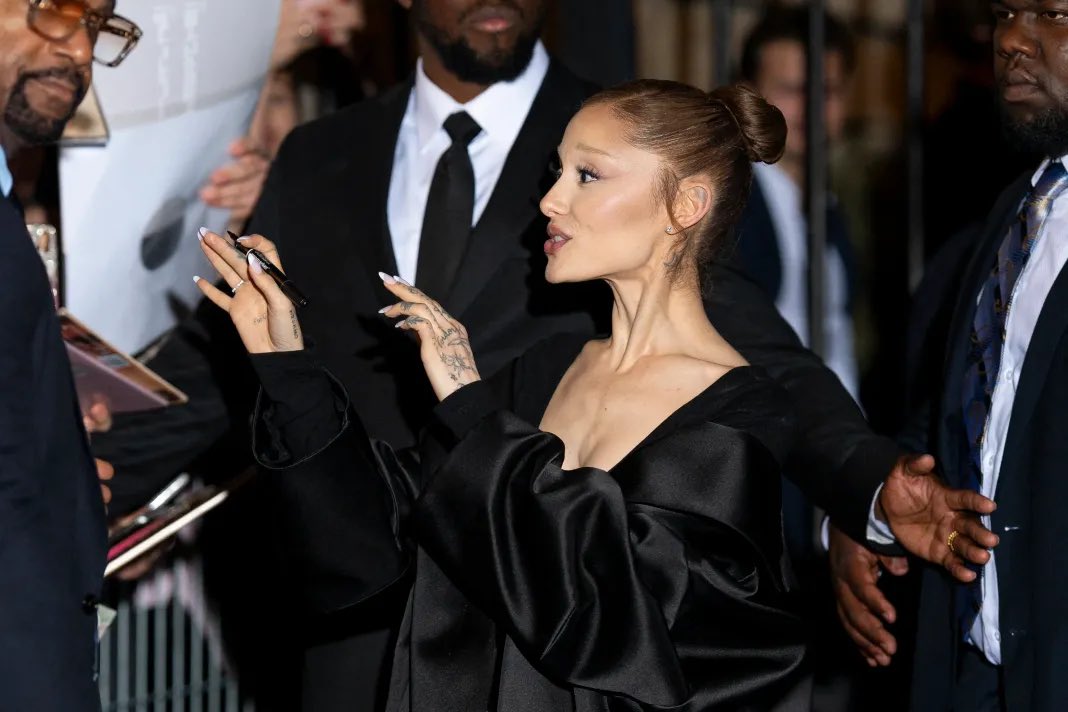 arianaagnewsbr's tweet photo. Ariana Grande pelas ruas de Paris.🤍 https://t.co/zrRwb3lN77