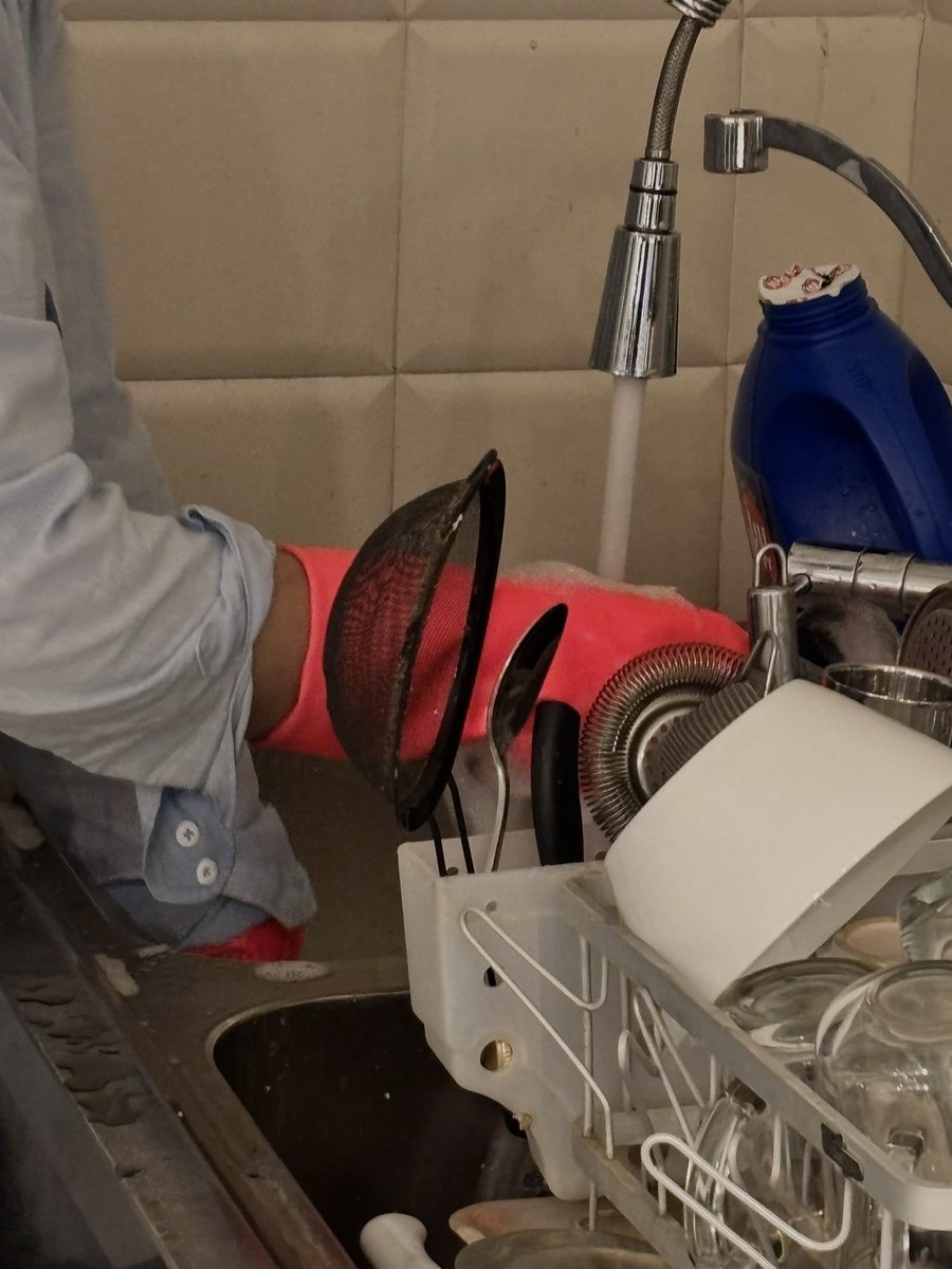 Tnaabii's tweet photo. Always watching her wash the dishes https://t.co/4cW4jZ1RE7