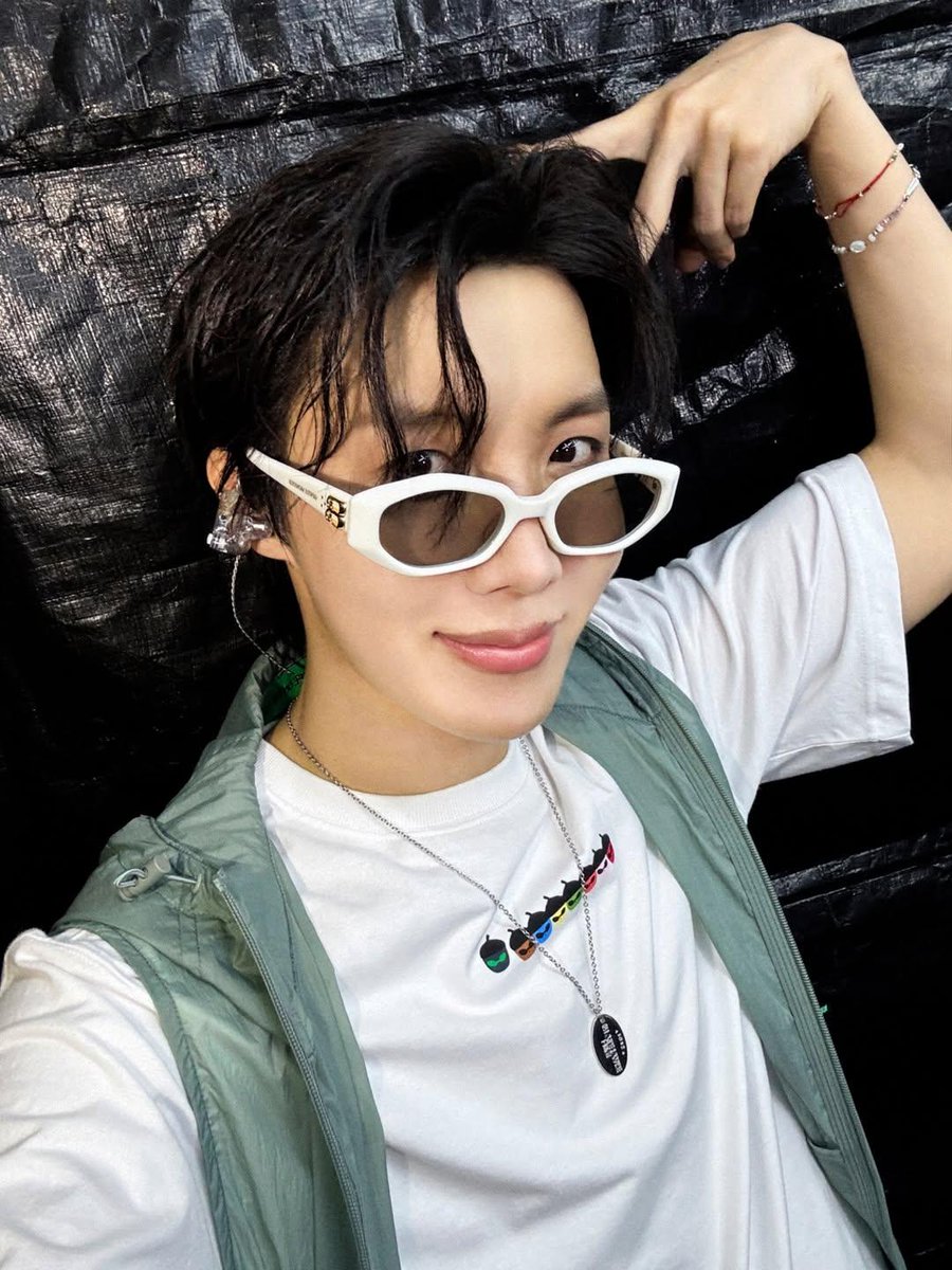 giotto753's tweet photo. I’m voting #Jhope for the #2025MAMAVOTE https://t.co/IWfzcPwCee