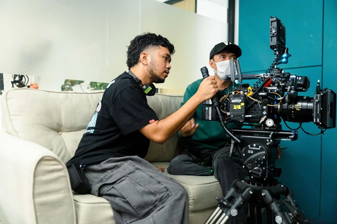 FilmIndoSource's tweet image. Kristo Immanuel wins Best Director (Comedy) for ‘TINGGAL MENINGGAL’ at Festival Film Wartawan 2025.