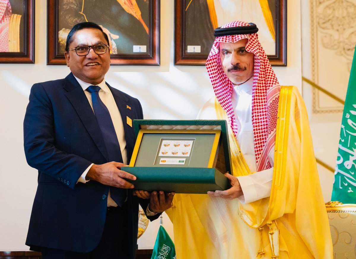 I was hounored to receive from His Highness Minister of Foreign Affairs of Saudi Arabia the commemorative stamps issued by the Saudi Post to mark the 50th anniversary of the establishment of diplomatic relations between Sri Lanka and Saudi Arabia. This marked a historic moment in