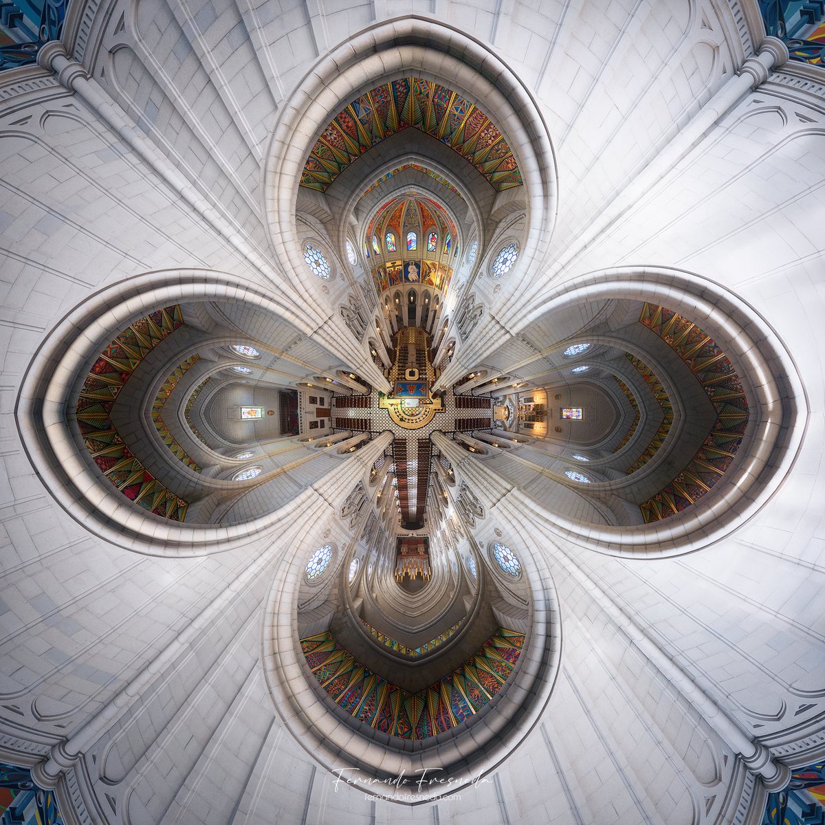 Nunca habías visto así la Almudena. Estoy seguro de ello. 

Quiero celebrar el día de la Almudena con esta fotografía panorámica del interior de la catedral. 

Feliz día 🍀