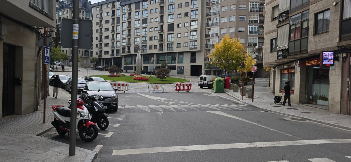 Son as tres e media. Hai máis dunha hora que terminou o evento. Isto tiña que estar retirado, que para as manifestacións sociais andades máis finos.