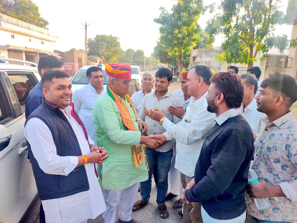 madandilawar's tweet photo. नागौर

आज जिले की ग्राम पंचायतों लुणसरा, कितलसर, बीटवाड़िया, कुराड़ा, गूलर, हरनावा पट्टी एवं बडू में औचक रूप से स्वच्छता निरीक्षण किया।

निरीक्षण के दौरान स्वच्छता की स्थिति संतोषजनक नहीं पाई गई, जिस पर ग्रामवासियों से संवाद कर उन्हें स्वच्छता के प्रति जागरूक रहने का आग्रह किया।
साथ ही यह स्पष्ट किया कि ला��रवाही बर्दाश्त नहीं की जाएगी । संबंधित ग्राम पंचायतों के प्रशासकों एवं अधिकारियों के विरुद्ध  कार्यवाही करने के निर्देश दिए।

स्वच्छता केवल अभियान नहीं, यह हमारी आदत और जिम्मेदारी दोनों है।

#विकास #जनता #rajasthan #आपणो_अग्रणी_राजस्थान #जनसेवा #पंचायतीराज #CMORajasthan #CMO #RajCMO