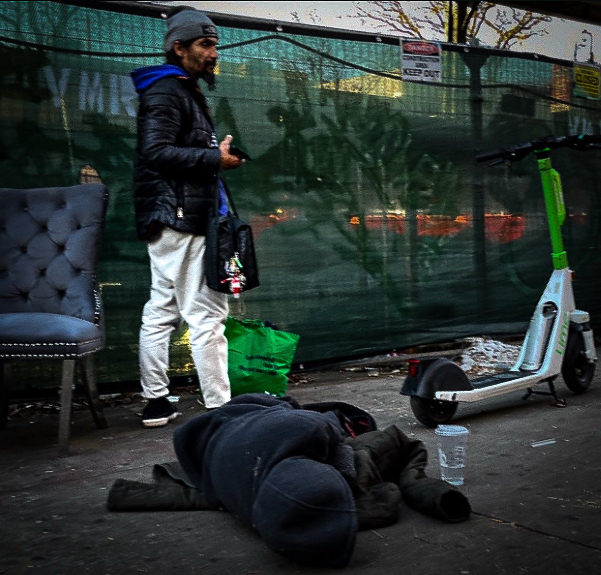 Incluso la silla parece cansada de esperar
a que alguien se siente y vuelva a empezar