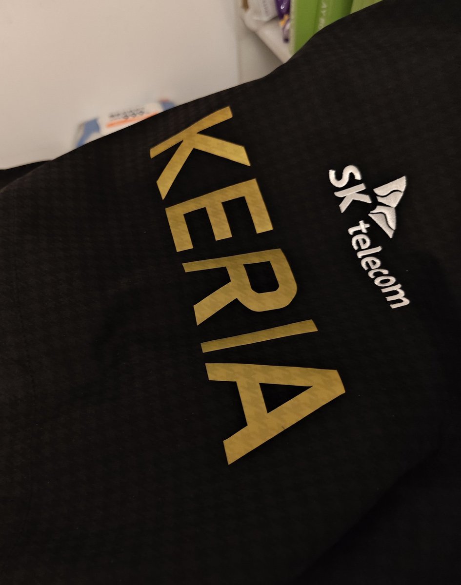 本年度最有價值投資
台積電（X）
輝達（X）
T1外套+名條（O）

我也是尊爵的六冠粉絲了嗎🥹🥹
希望這次紀念外套是白的
一黑一白 完美...