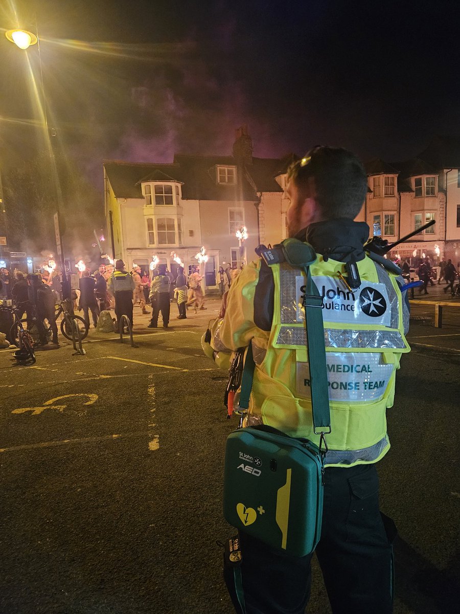 What an unforgettable night at Lewes Bonfire! My first major event as Operations Lead for Sussex with <a href="/stjohnambulance/">St John Ambulance England</a> but the real credit goes to the 100+ incredible #volunteers whose selfless dedication ensured everyone's safety!
🎇🔥🎆