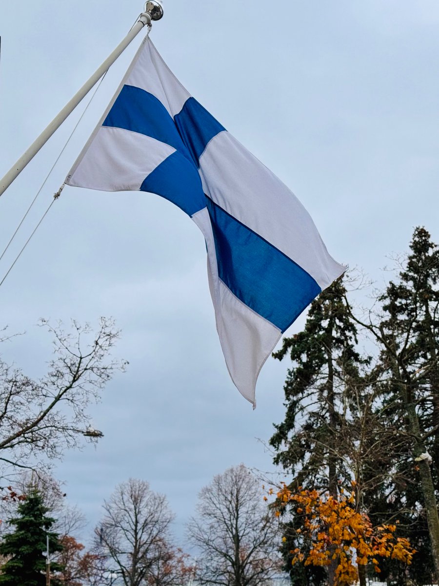 BSapag's tweet image. Flags fly high today for #FathersDay in #Finland.

I honor my father, who died fighting #Parkinson’s disease. Scientist, writer, swimmer—a kind soul whose work led us to live in different countries, and whose integrity in the face of illness will stay with me forever.

#isänpäivä