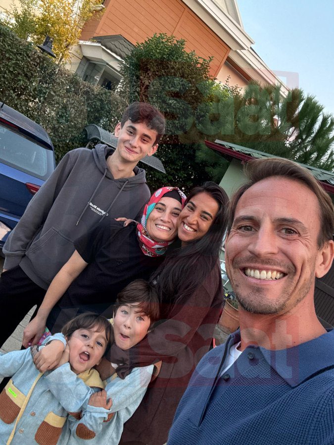 Joao Pereira ve ailesine bak maçtan sonra çocuklarının bakıcılığını yapan aileyi ziyaret etmişler. Muhteşem karakter.Helal olsun