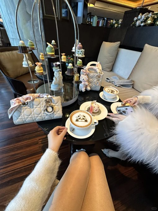 Mlonssw's tweet photo. After shopping with friends, enjoy delicious desserts and coffee.🥰
#Desserts https://t.co/DbknYM0meL