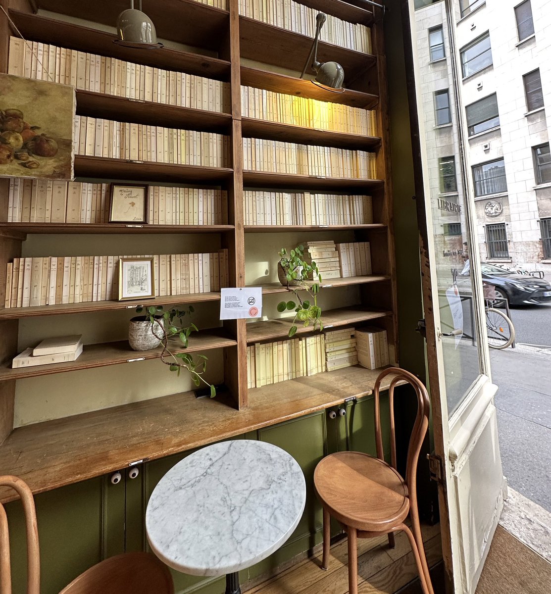 الجميل في السفر ، اننا نغترب عن عاداتنا اليوميه ، ونلتقي ببشر لهم نظره مختلفة للحياة ، ونبتعد قليلًا عن التناغم الذي نمارسه في روتيننا اليومي، لنتكشف بعدها ذواتنا بشكل اعمق ، وتتغير رؤيتنا للحياة. وهذا أيضًا ما تفعلة القراءة .