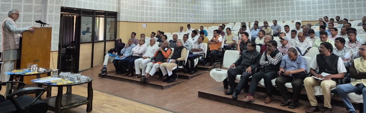 बाबासाहब आं.त.वि.वि ,य.चौ मुक्त वि.वि एवं शिक्षा सं.उ न्यास के संयुक्त तत्वावधान में "तकनीकि शिक्षा में नवाचार एवं भा.ज्ञान परम्परा" पर आयोजित राष्ट्रीय कार्यशाला में मंच पर उपस्थित डाॅ.मोहितकर त.शिक्षा निदेशक, महाराष्ट्र,कुलगुरु प्रो सोनवणे प्रो काले अन्य अतिथि एवं आचार्य गण।