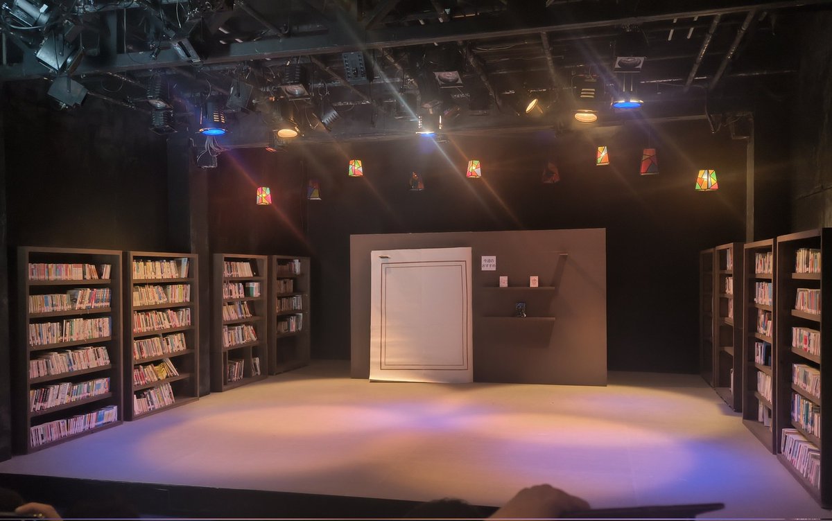 yappy_1113's tweet image. 眠ポさんは最後まで、とってもオシャレでギミック凄くてフッと心があたたまるようなお話を上演されるなあと✨ 中根君の自由人度合いがツボでした笑
誰かが答えてくれるんじゃないかと思って質問投げますが、もしや過去作の音響使われてたりしました…？
#劇団眠ポ #劇団眠ポ_四夜目