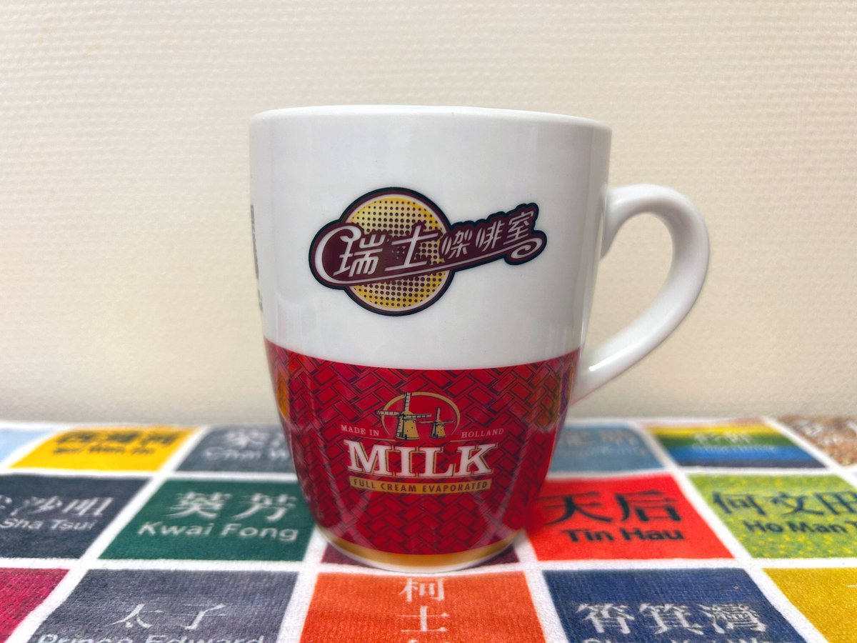 ngongping360's tweet photo. 3番目に紹介するのは黑白淡奶杯の高身タイプになります。
通常のカップより少し細身で高さがあるタイプになっております。
こちらは瑞士珈琲室とのコラボカップになっております。
茶餐廳コラボはなかなか入手できないので、貴重な一品ですね😊
残念ながらお皿はありませんでした😢 https://t.co/aLAT7hdIaJ