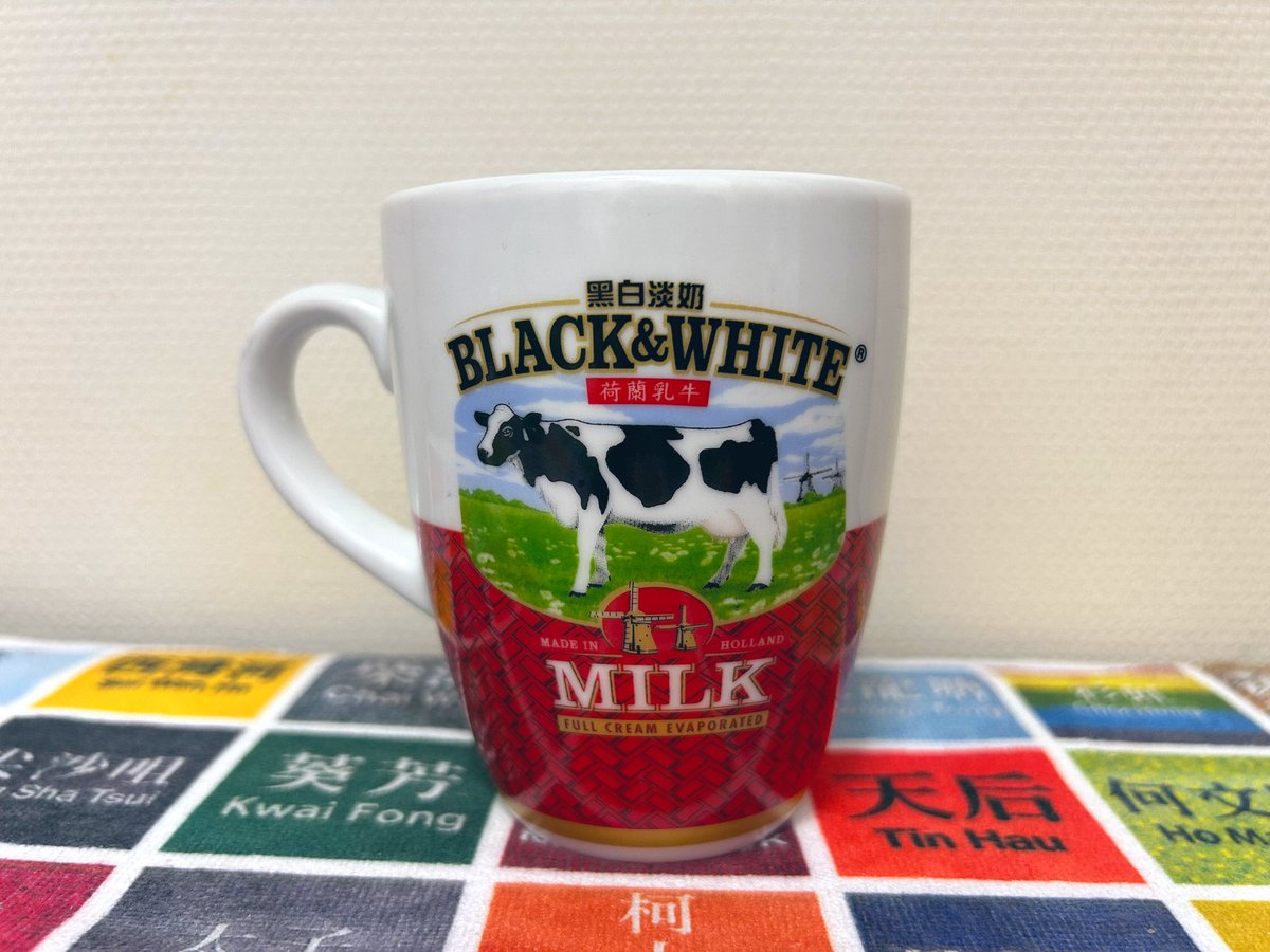 ngongping360's tweet photo. 3番目に紹介するのは黑白淡奶杯の高身タイプになります。
通常のカップより少し細身で高さがあるタイプになっております。
こちらは瑞士珈琲室とのコラボカップになっております。
茶餐廳コラボはなかなか入手できないので、貴重な一品ですね😊
残念ながらお皿はありませんでした😢 https://t.co/aLAT7hdIaJ